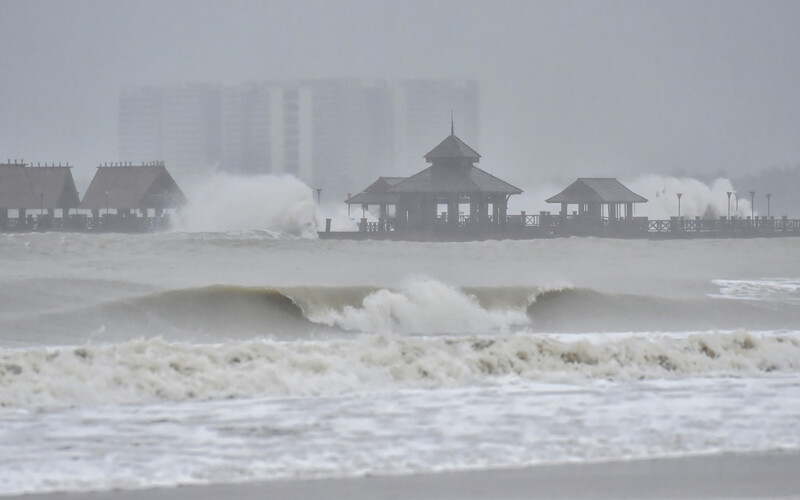A photo of waves lashing the Hainan coastline as Typhoon Yagi made landfall on 6 September