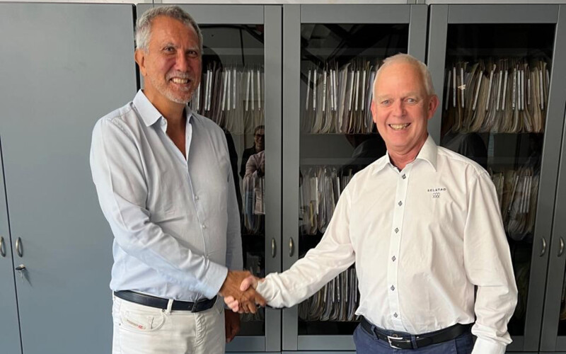 Giancarlo Badinotti and Hans Petter Selstad shake hands over a new deal