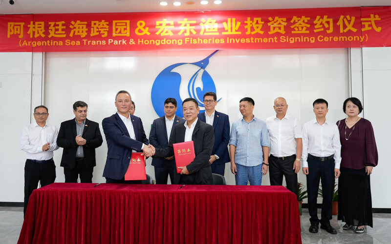 Officials inking the memorandum of understanding between Fuzhou Hongdong and the Argentine province of Santa Cruz