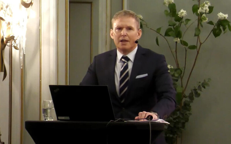 Mowi CEO Ivan Vindheim at a podium delivering the company's financial results
