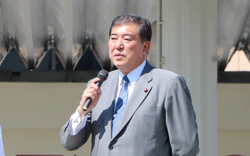 A photo of Shigeru Ishiba giving a speech