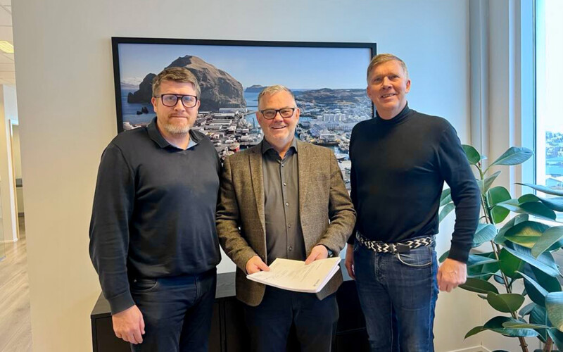 Kristmann Kristmannsson, project manager for processing and procurement at Laxey, and Daði Pálsson, managing director of Laxey, sign an agreement with Karl Ásgeirsson, sales manager at BAADER Iceland