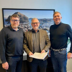 Kristmann Kristmannsson, project manager for processing and procurement at Laxey, and Daði Pálsson, managing director of Laxey, sign an agreement with Karl Ásgeirsson, sales manager at BAADER Iceland