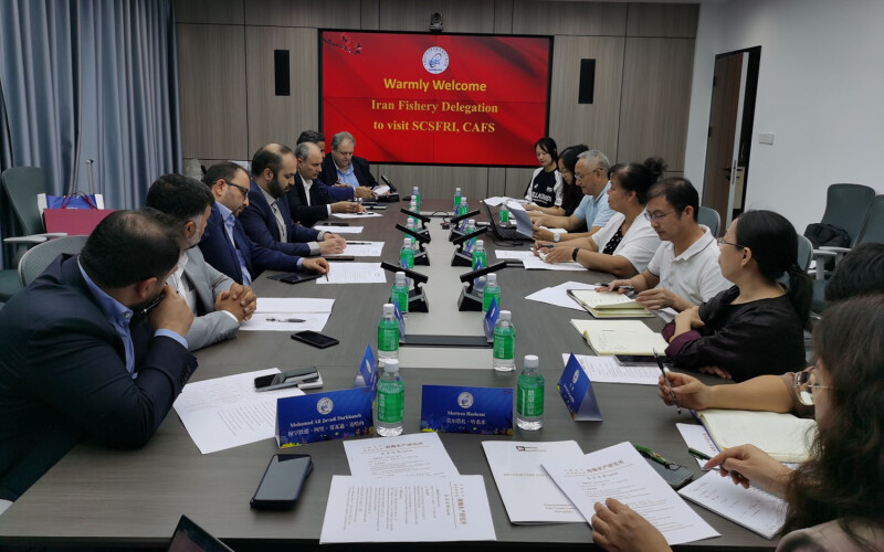 A delegation of Iranian seafood executives and officials meeting with Chinese officials
