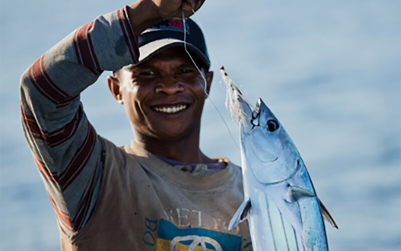 A Maldivian fisher holding a skipjack tuna