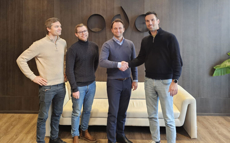 Officials with Vélfag and Ode shake hands