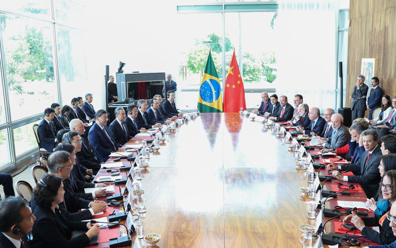 A meeting table between Chinese President Xi Jinping andBrazilian President Luiz Inácio Lula da Silva