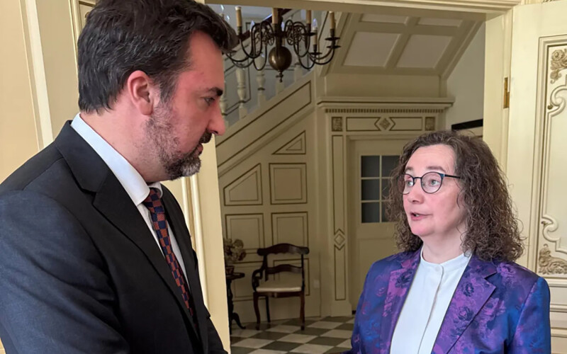 Faroe Islands Minister of Social Affairs and Culture Sirið Stenberg (right) talking with Brazilian Deputy Minister of Trade and International Affairs Luis Rua