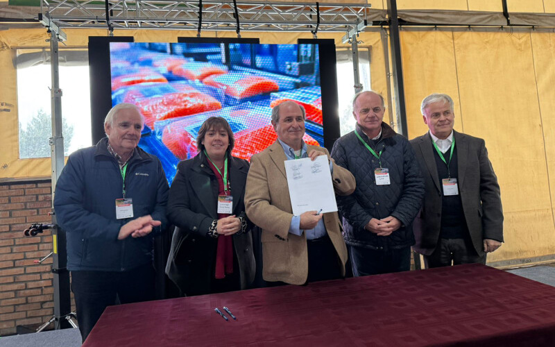 Salmon Council Executive Director Loreto Seguel (middle left) meeting with agricultural representatives