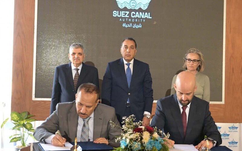 Tejedor and SCAC representatives signing the MoU