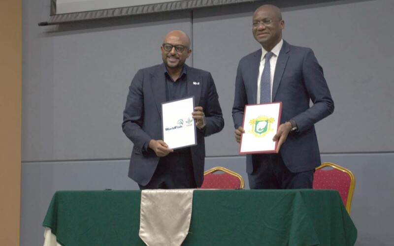 WorldFish Director General Essam Yassin Mohammed (left) and Côte d’Ivoire Minister of Animal Resources and Fisheries Sidi Toure celebrating the project's launch