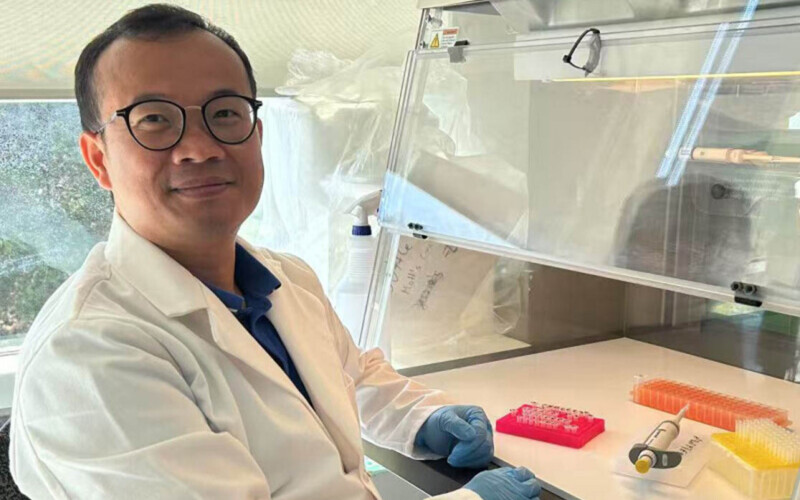 Kevin Xu Zhong conducting molecular biology work
