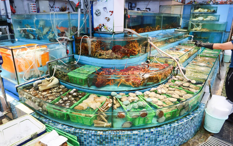 A live Hong Kong seafood market