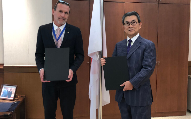 FAO Representative in Somalia Etienne Peterschmitt and Japan's Ambassador to Somalia Matsuura Hiroshi signing the agreement