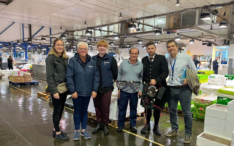 L-R: Audrey Leng (Scottish Development International), Donna Fordyce, Marie-Anne-Omnes (Seafood Scotland), Ángel Máñez (president of the Mercabarna Central Fish Market Wholesalers' Guild (GMP)), Thomas Smith (Scottish piper) and José Maria Marcos (Central Fish Market Wholesalers' Association).