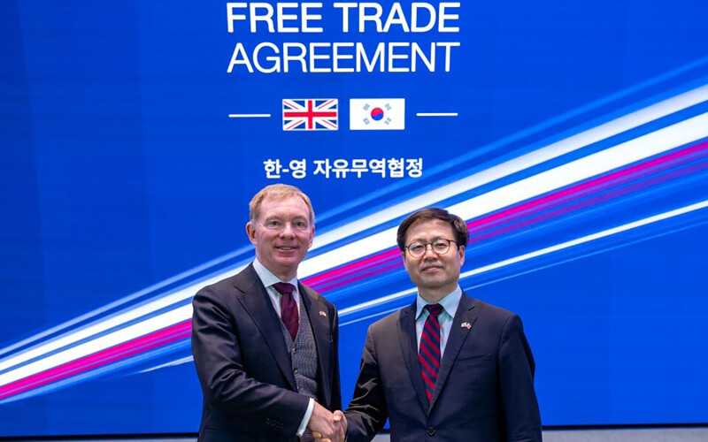 U.K. Trade Minister Chris Bryant and South Korea Trade Minister Yeo Han-koo