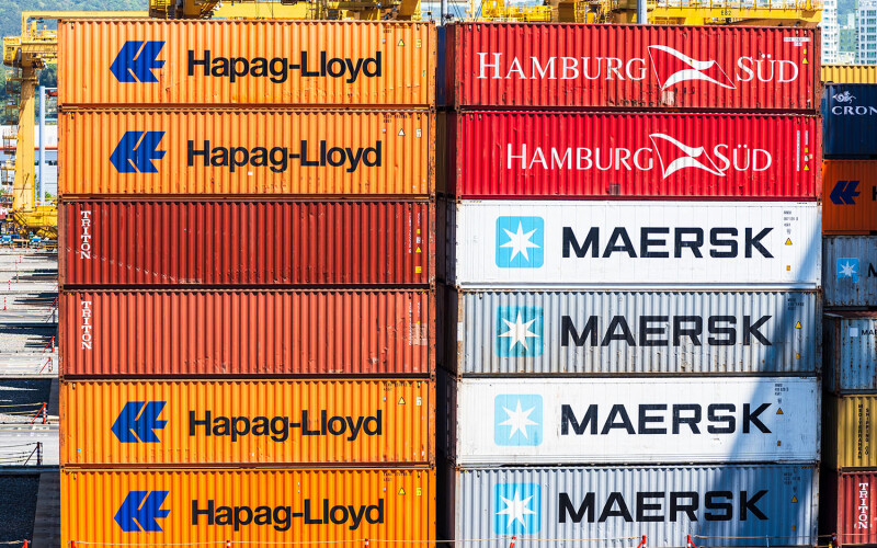Hapag-Lloyd and Maersk containers next to each other