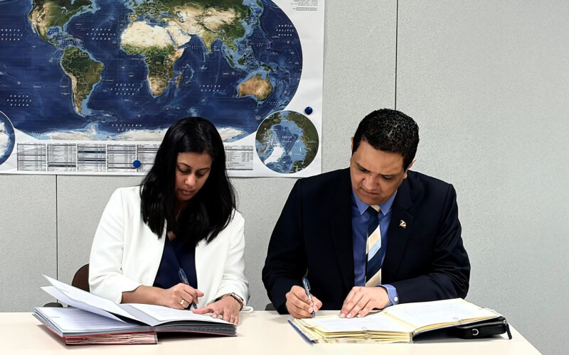 Seychelles officials signing a fishing agreement