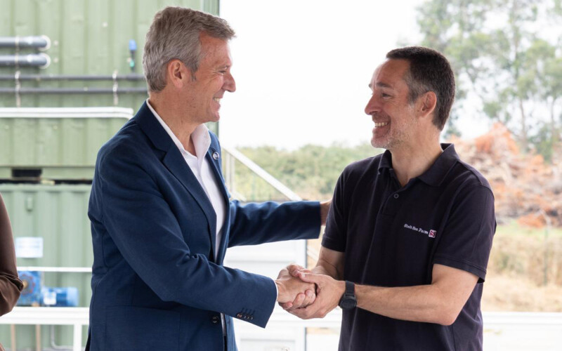 Alfonso Rueda shaking hands with someone from Stolt Sea Farm