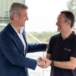 Alfonso Rueda shaking hands with someone from Stolt Sea Farm