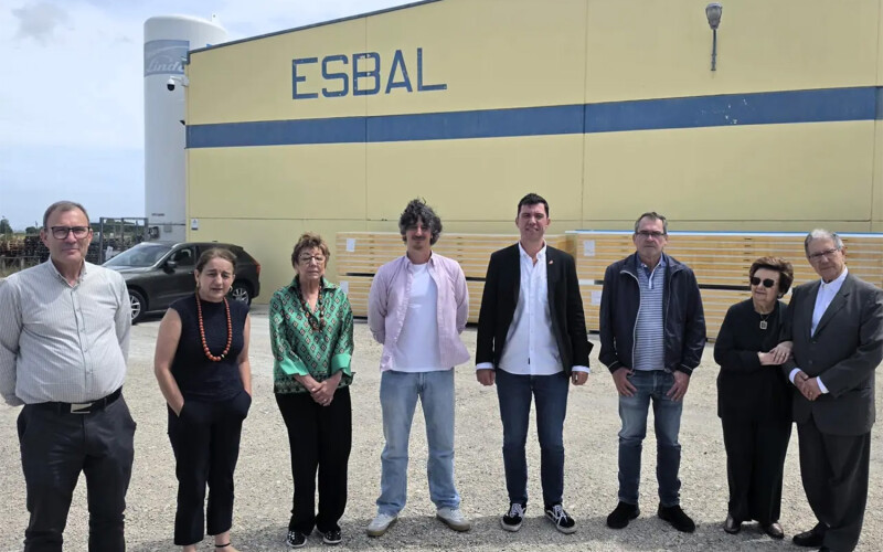 Employees of Vinnslustöðin and Empresa de Secagem de Bacalhau outside the facility