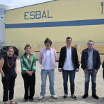 Employees of Vinnslustöðin and Empresa de Secagem de Bacalhau outside the facility