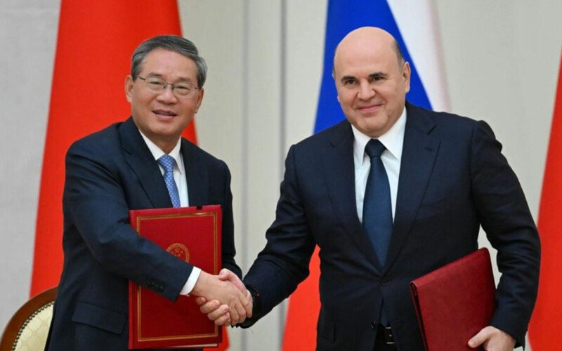 Chinese Premier Li Qiang and Russian Prime Minister Mikhail Mishustin shaking hands