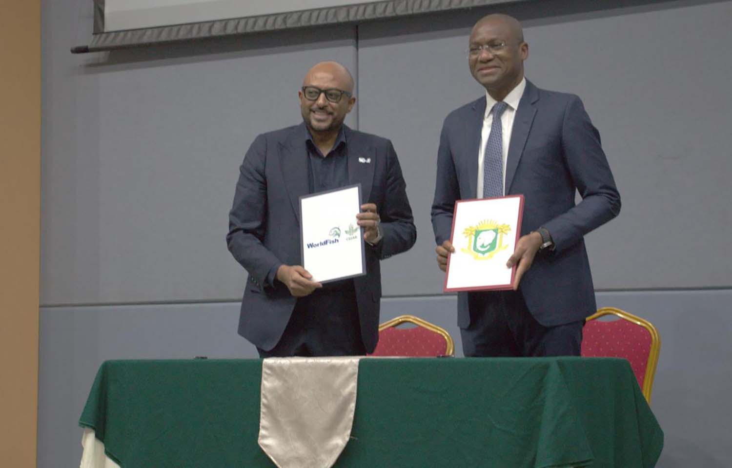 WorldFish Director General Essam Yassin Mohammed (left) and Côte d’Ivoire Minister of Animal Resources and Fisheries Sidi Toure celebrating the project's launch