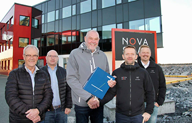 Employees of BAADER and Nova Sea shake hands at the signing of a new collaboration.