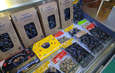 A display of Cíes Pasteurizados products at Seafood Expo Asia.