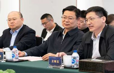Nisun CEO Xiaoyun Huang (center).