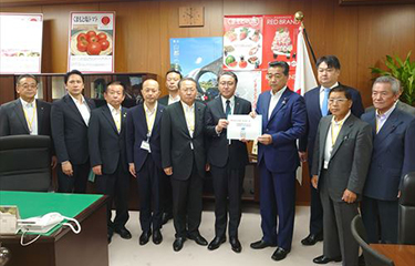 Nagasaki Prefectural Governor Kengo Oishi presenting aid to seafood companies in the region.