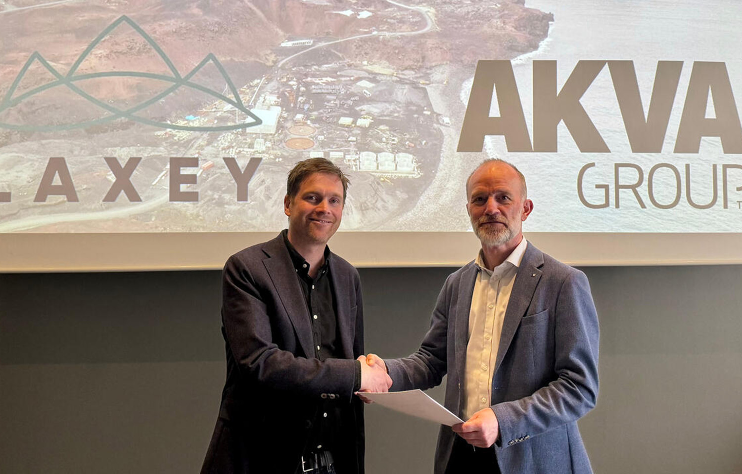 Jacob Bregnballe in AKVA group and Hallgrímur Steinsson in Laxey signing the contract at the AKVA Day Iceland held in Reykjavik