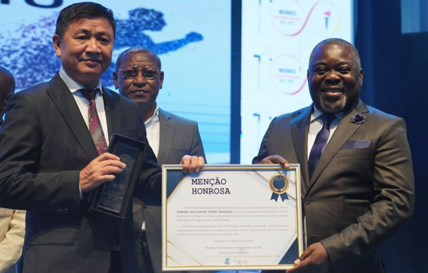 Haishan Group Chairman Zheng Gang receiving an award from the Angolan government.