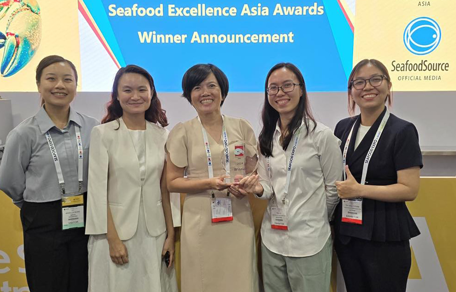 Five employees of Vinh Hoan accept the 2024 Seafood Excellence Asia award.