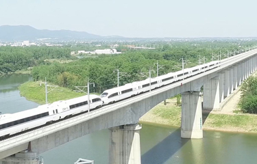 The economies of China and Thailand look set to become more integrated with the completion of the first of two stages of a USD 12 billion (EUR 11.7 billion) high-speed rail link connecting the two countries.